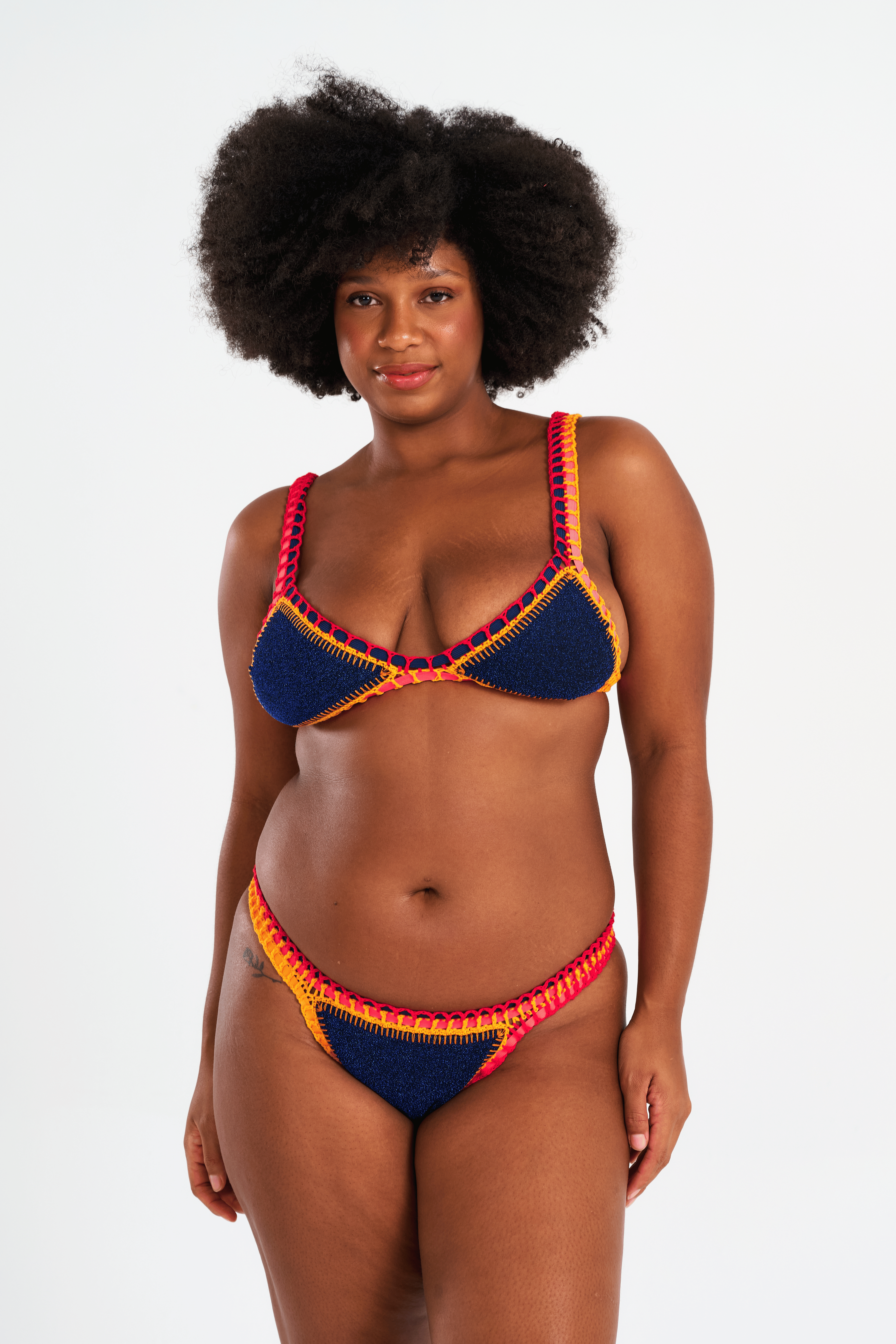 bikini crochet bleu nuit pailleté Sunset avec accents néon, vue de face
