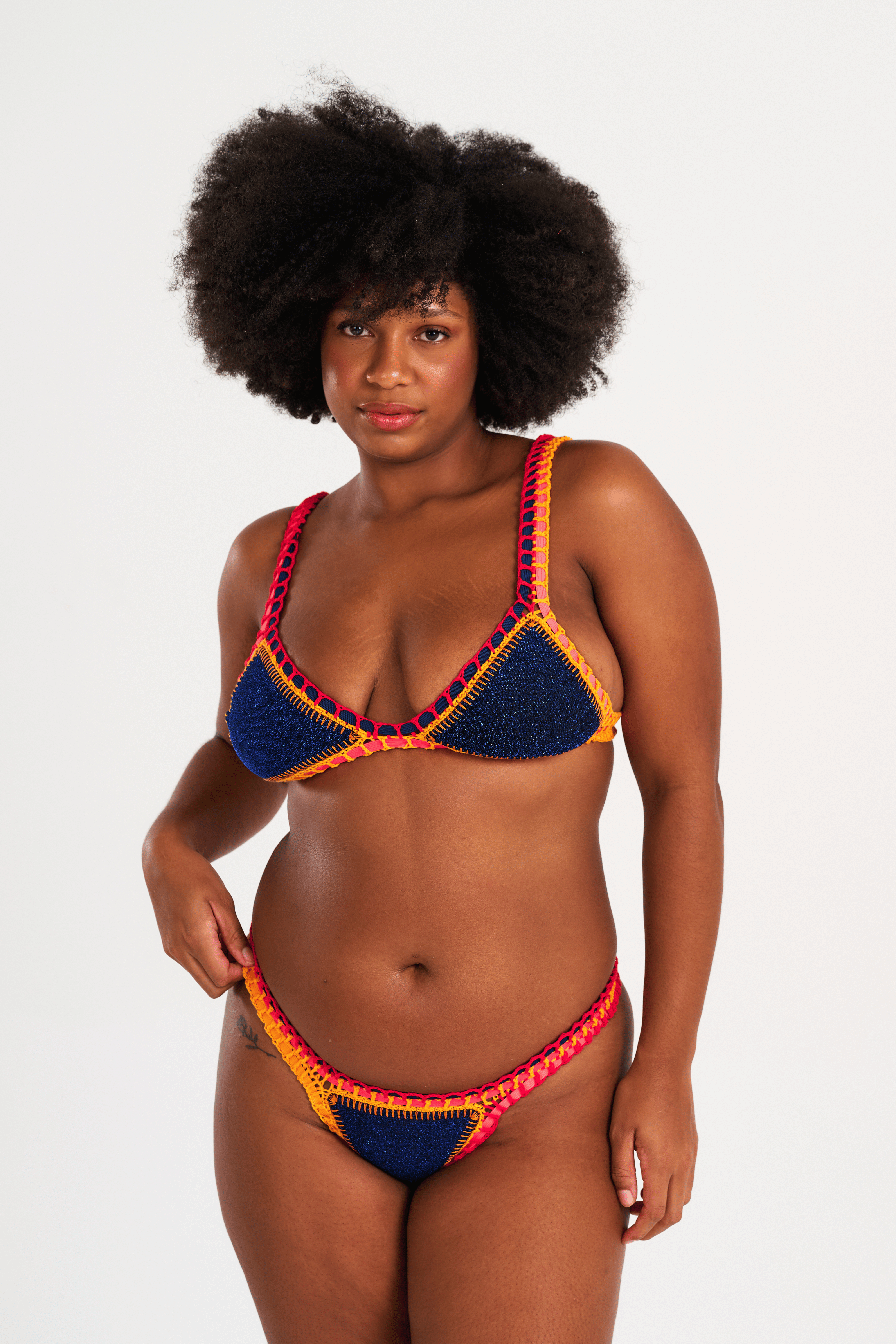 bikini crochet bleu nuit pailleté Sunset avec accents néon, vue de face