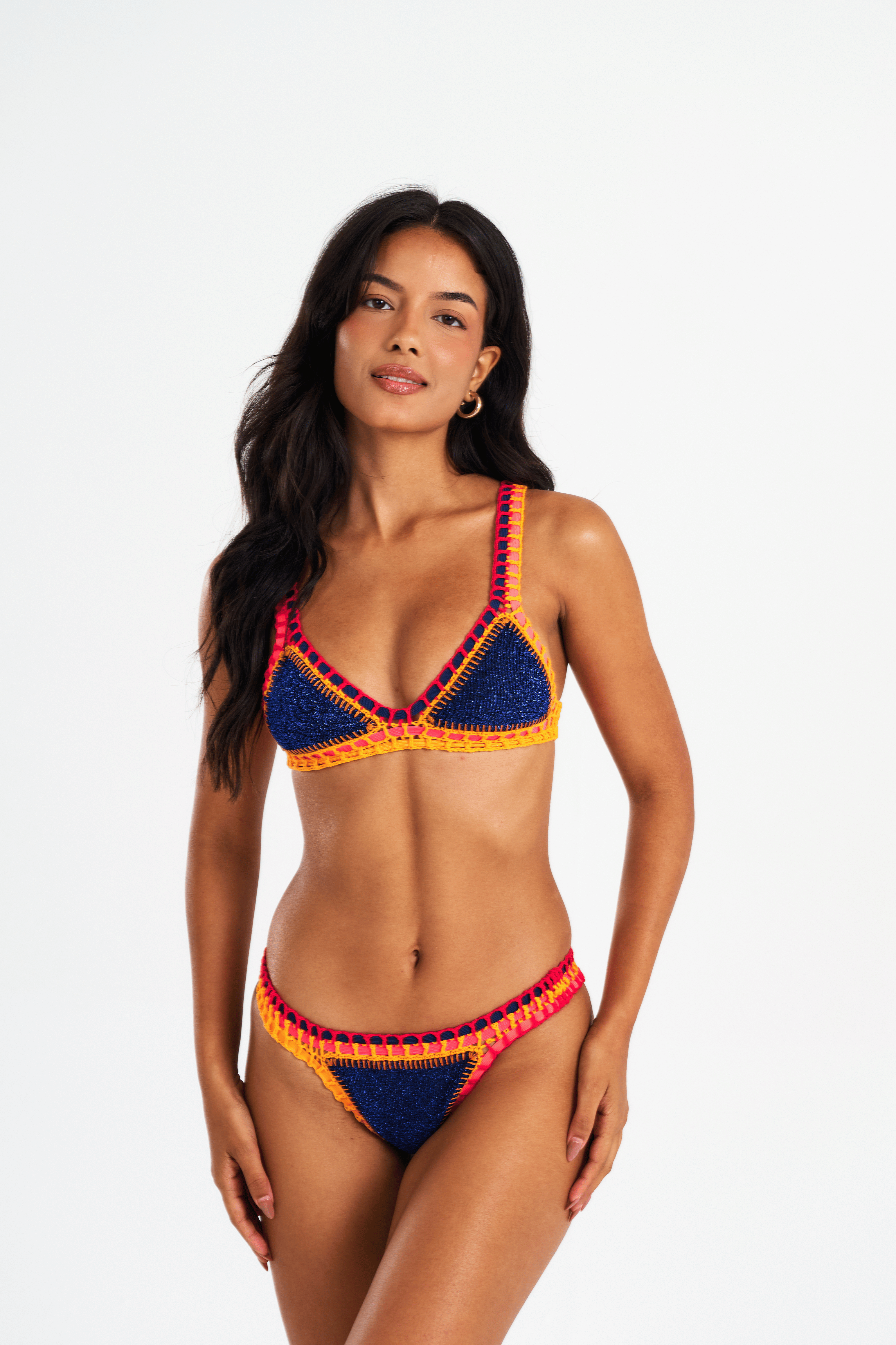 bikini crochet bleu nuit pailleté Sunset avec accents néon, vue de face